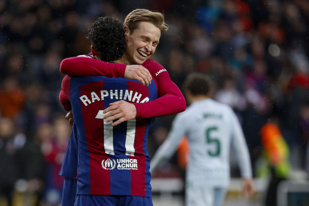Raphinha e De Jong comemoram um dos gols da goleada do Barcelona