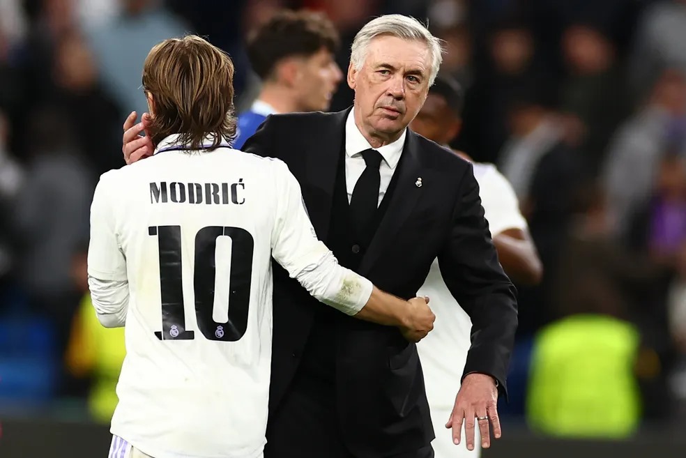 Ancelotti e Modric se abraçando Real Madrid
