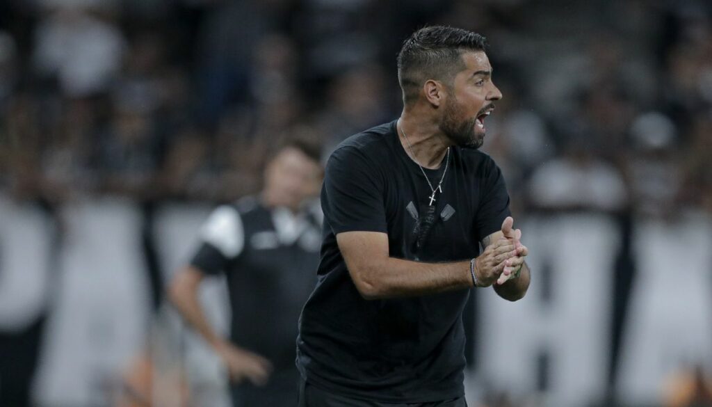 António Oliveira incentiva jogadores do Corinthians contra a Ponte Preta - Foto: Rodrigo Coca / Agência Corinthians
