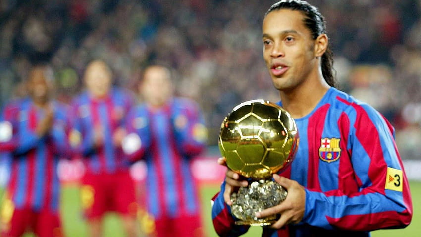 Ronaldinho com a Bola de Ouro de 2005: Foto: arquivo