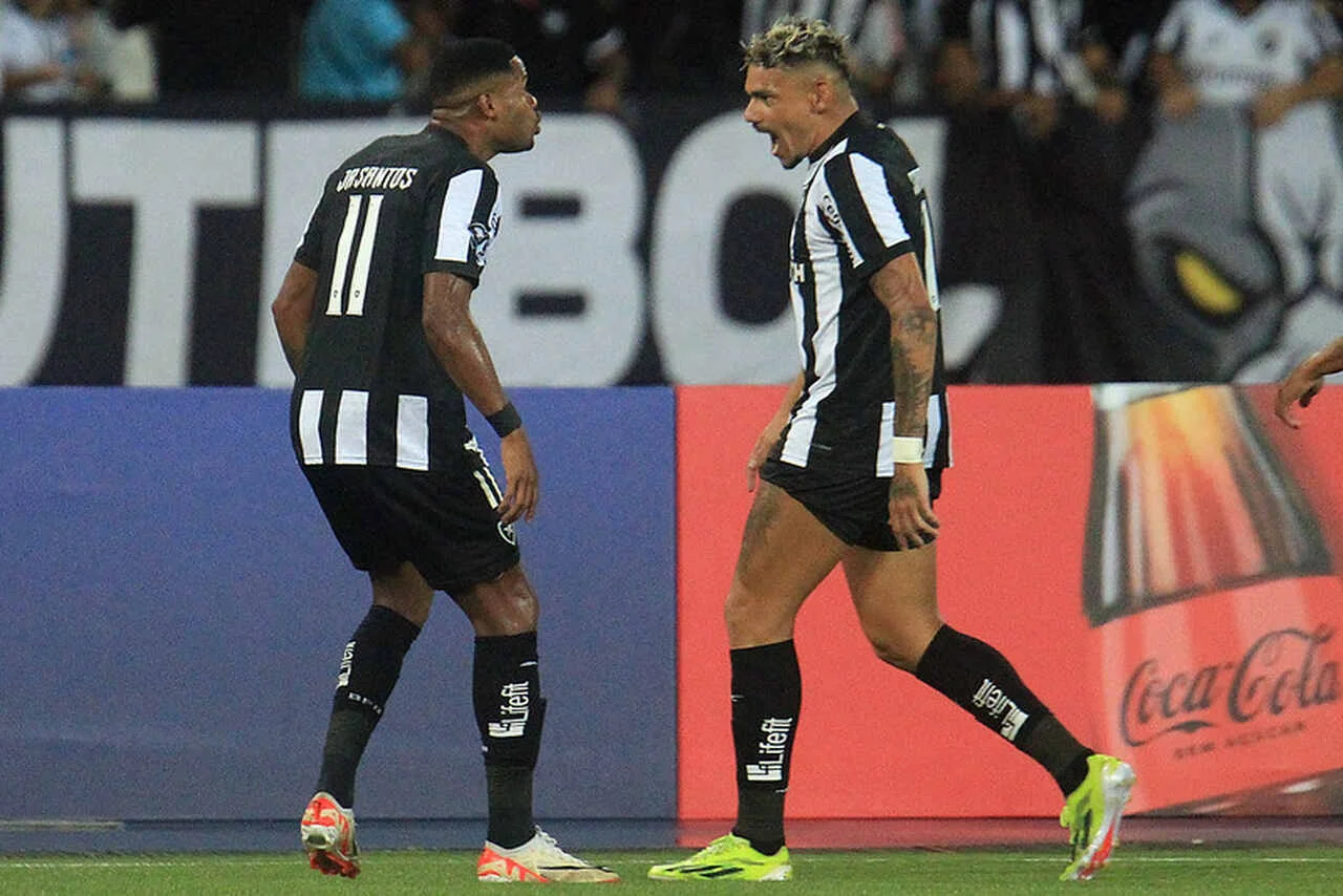 Tiquinho e Júnior Santos foram os destaques da goleada do Botafogo - Foto: Vítor Silva/Botafogo