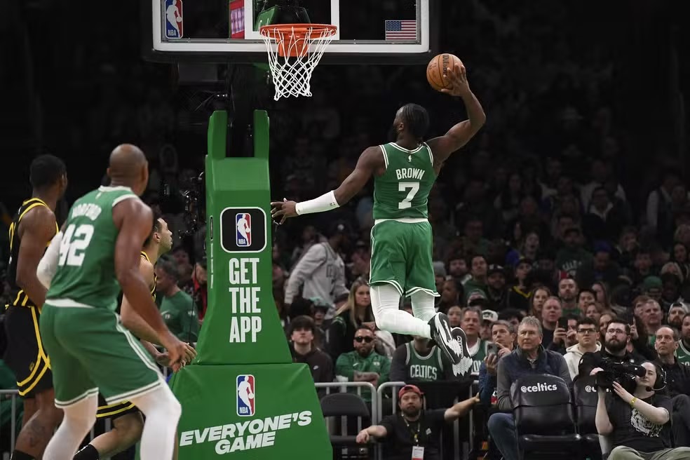 Brown lidera Celtics na NBA