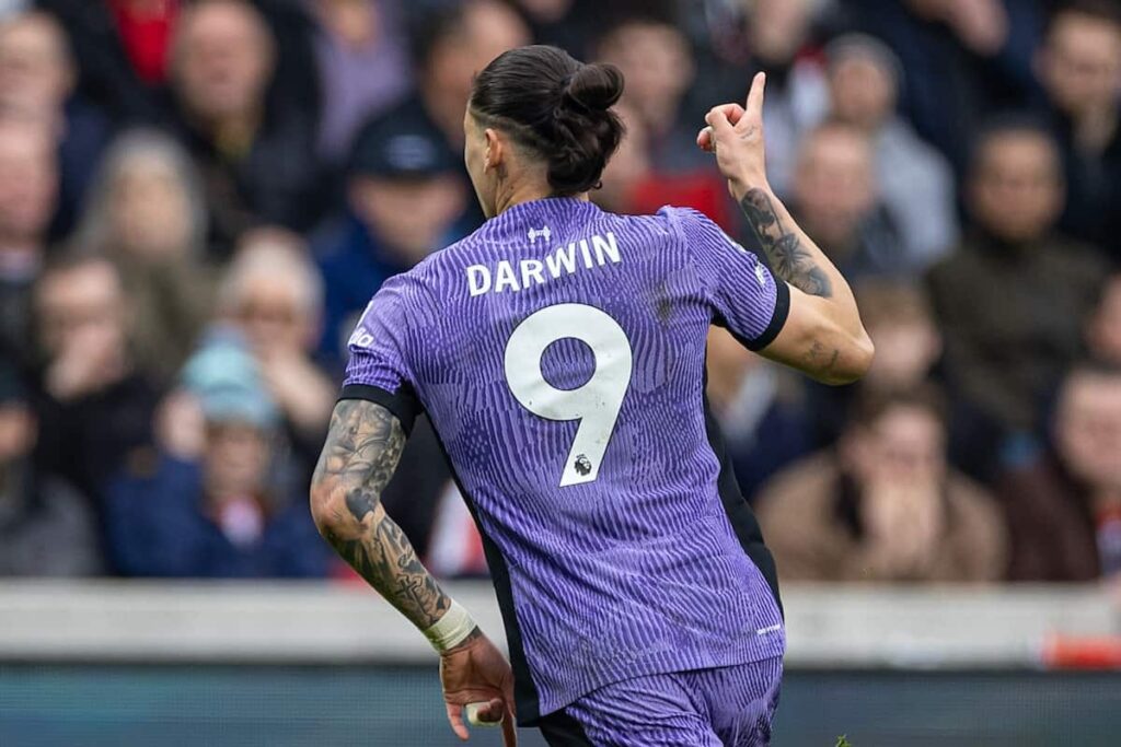 Darwin Núñez comemora gol da vitória contra o Nottingham Forest