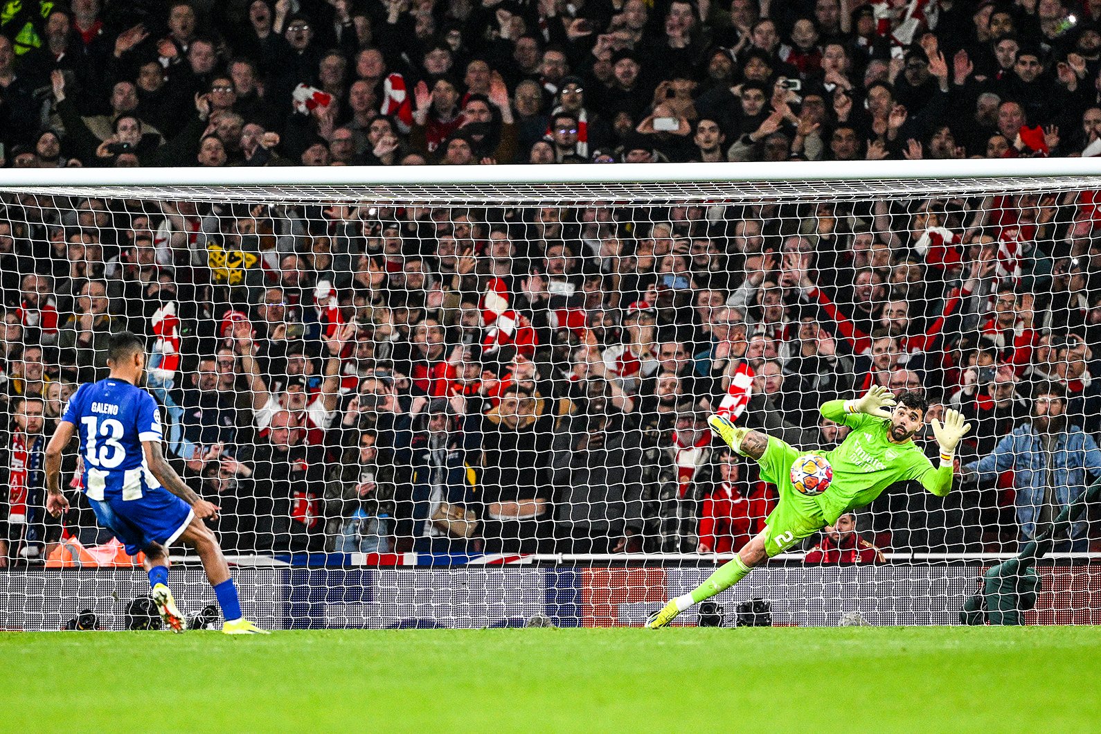 Raya brilha pelo Arsenal nas oitavas de final da Champions League