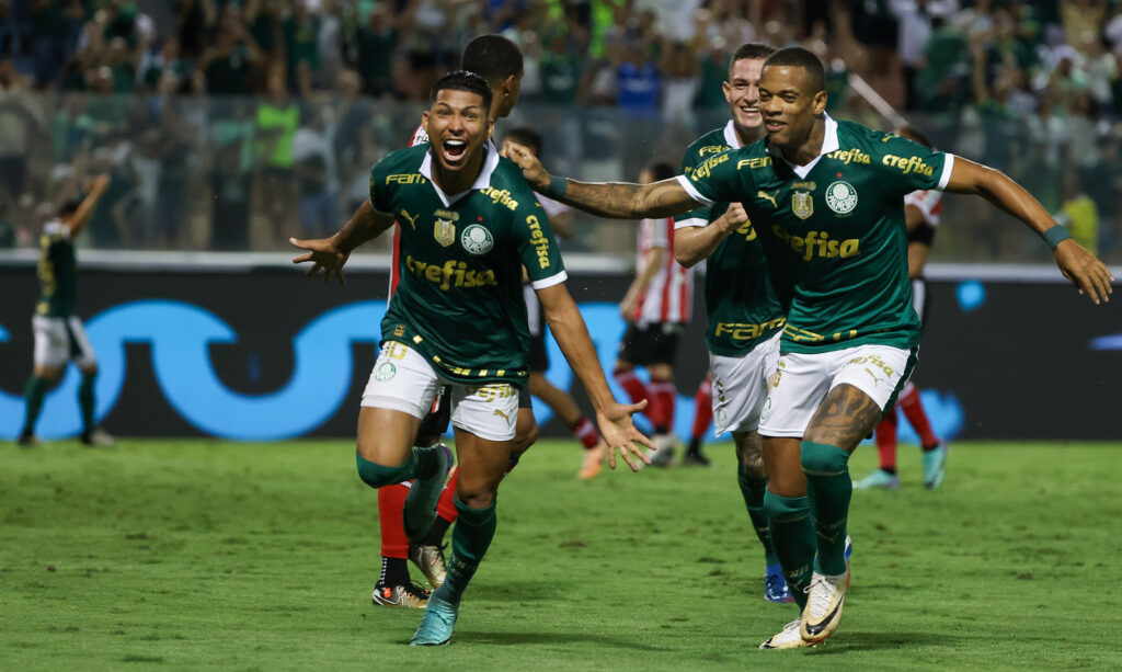 Rony (à esquerda) comemora gol diante do Botafogo-SP - Foto: Fabio Menotti/Palmeiras