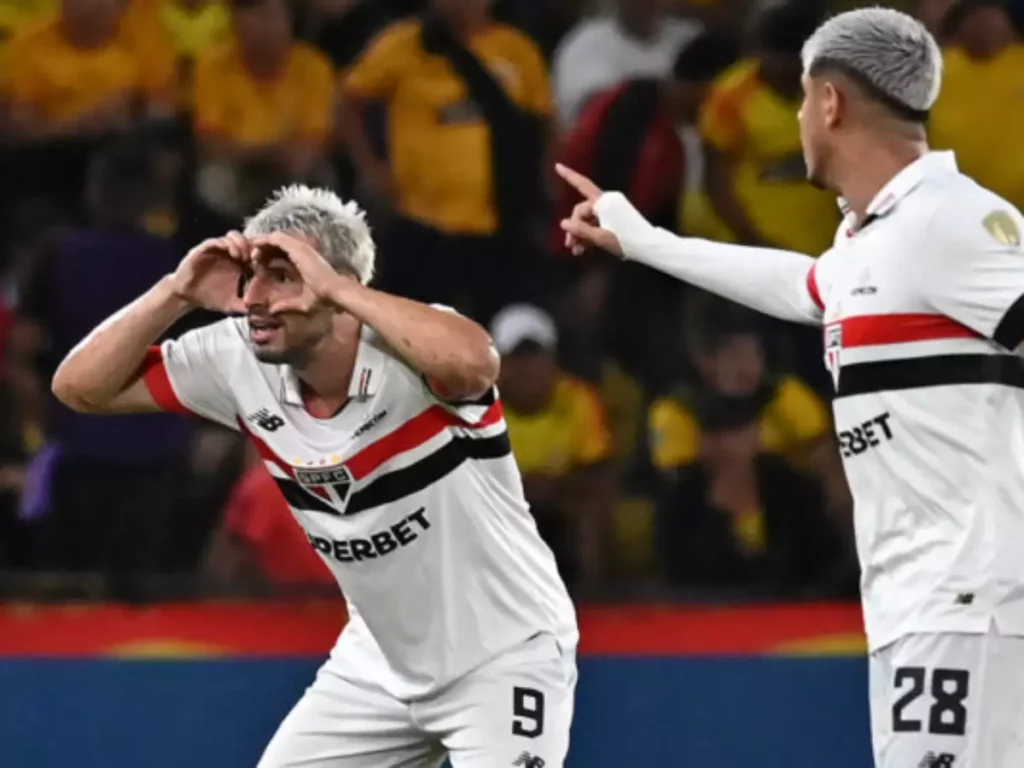 Calleri comemora gol na vitória do São Paulo sobre o Barcelona de Guayaquil