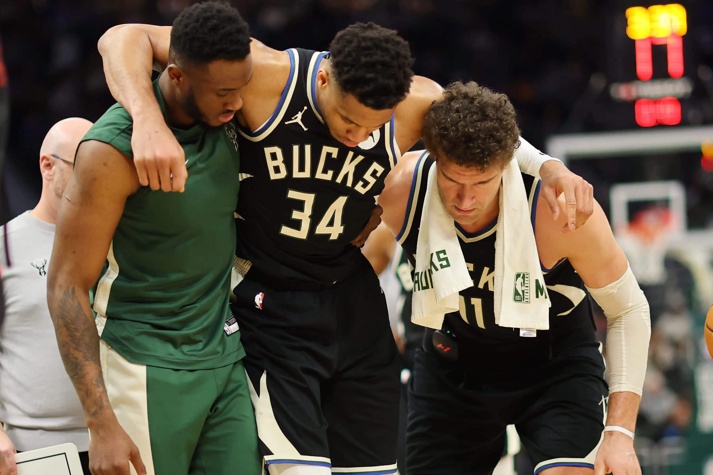 Giannis Antetokounmpo, Milwaukee Bucks, ao sofrer a lesão contra o Boston Celtics, ainda na temporada regular da NBA (Foto: The Athletic)
