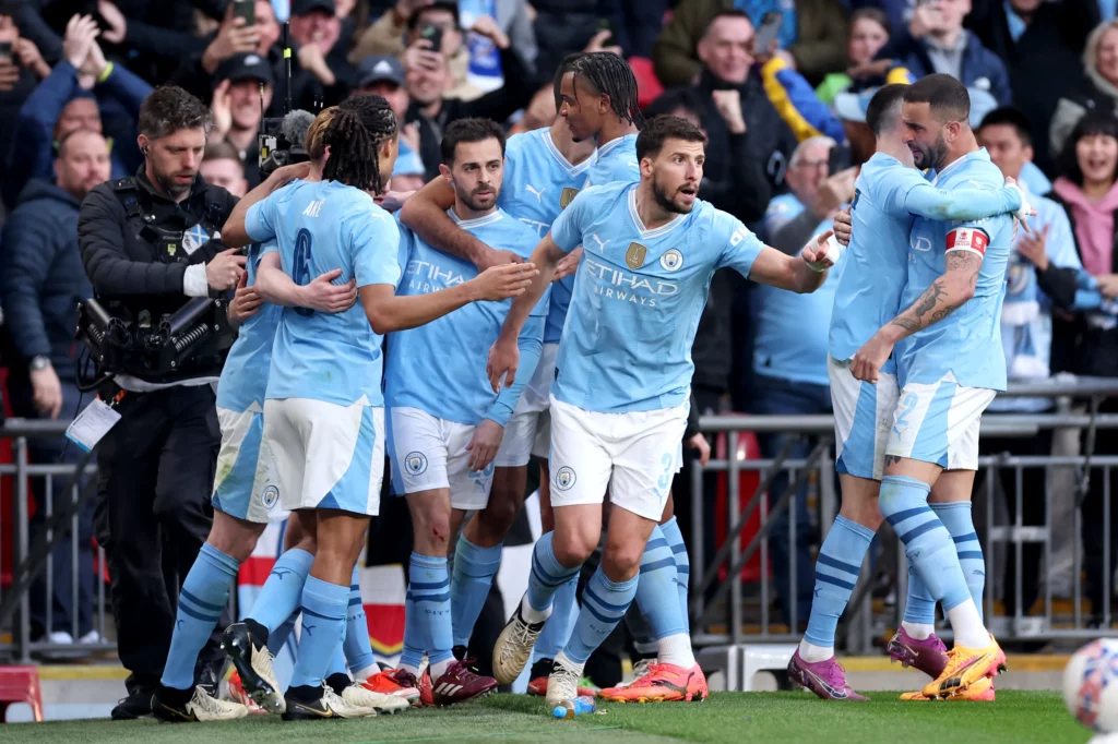 Jogadores do Manchester City comemoram o gol de Bernardo Silva