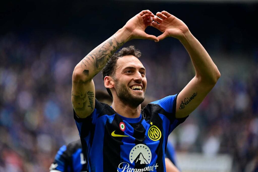 Çalhanoglu comemora seu 13º gol pela Inter de Milão, no Italiano - Foto: Getty Images