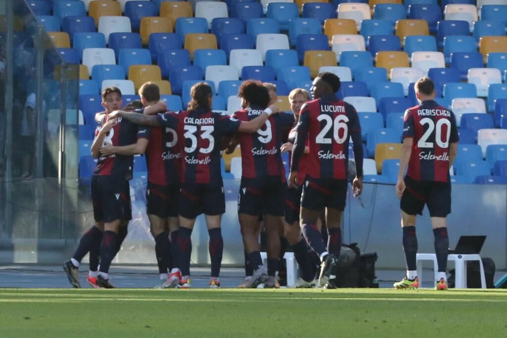 Jogadores do Bologna comemoram gol de Posch na vitória diante do Napoli por 2 a 0