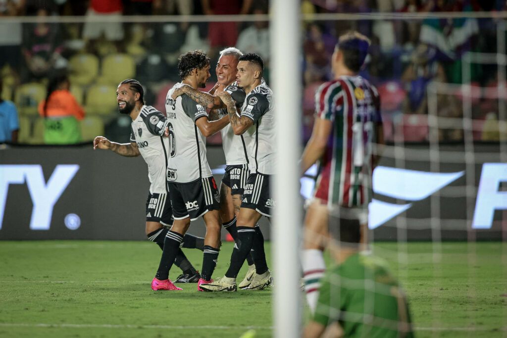 Atlético-MG comemora empate após sair dois gols atrás do Fluminense