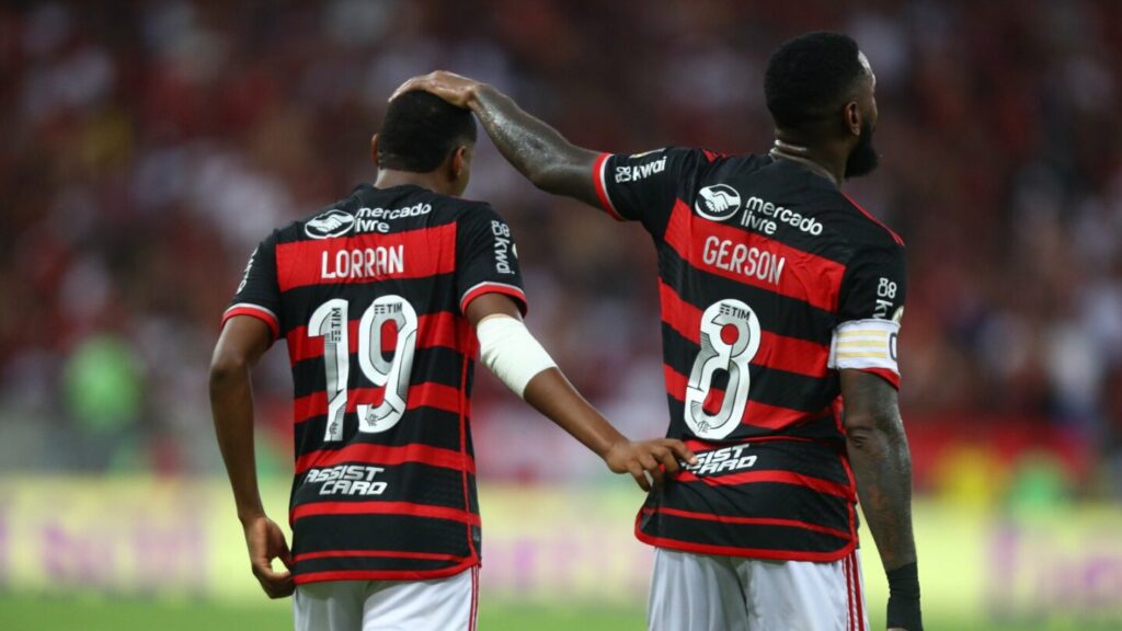 Lorran e Gerson comemoram o segundo gol na vitória do Flamengo sobre o Corinthians 