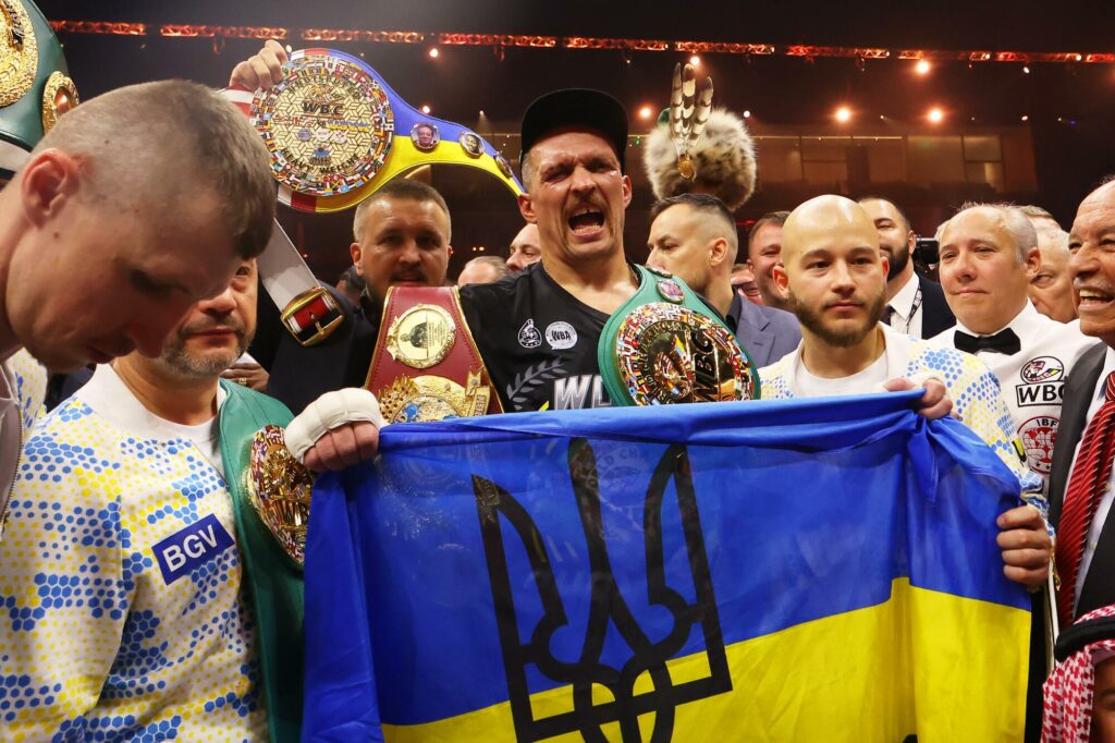 Oleksandr Usyk comemora vitória diante de Tyson Fury e unificação dos cinturões dos pesos pesados