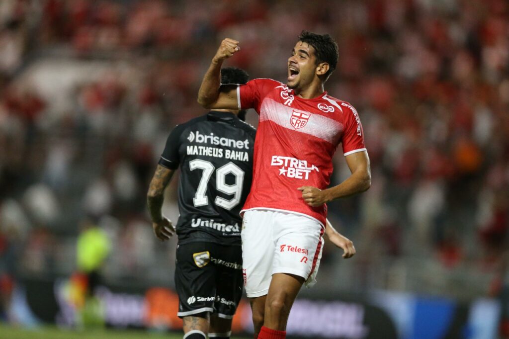 João Neto comemora gol que deu a vitória ao CRB - Foto: Marlon Costa/AGIF