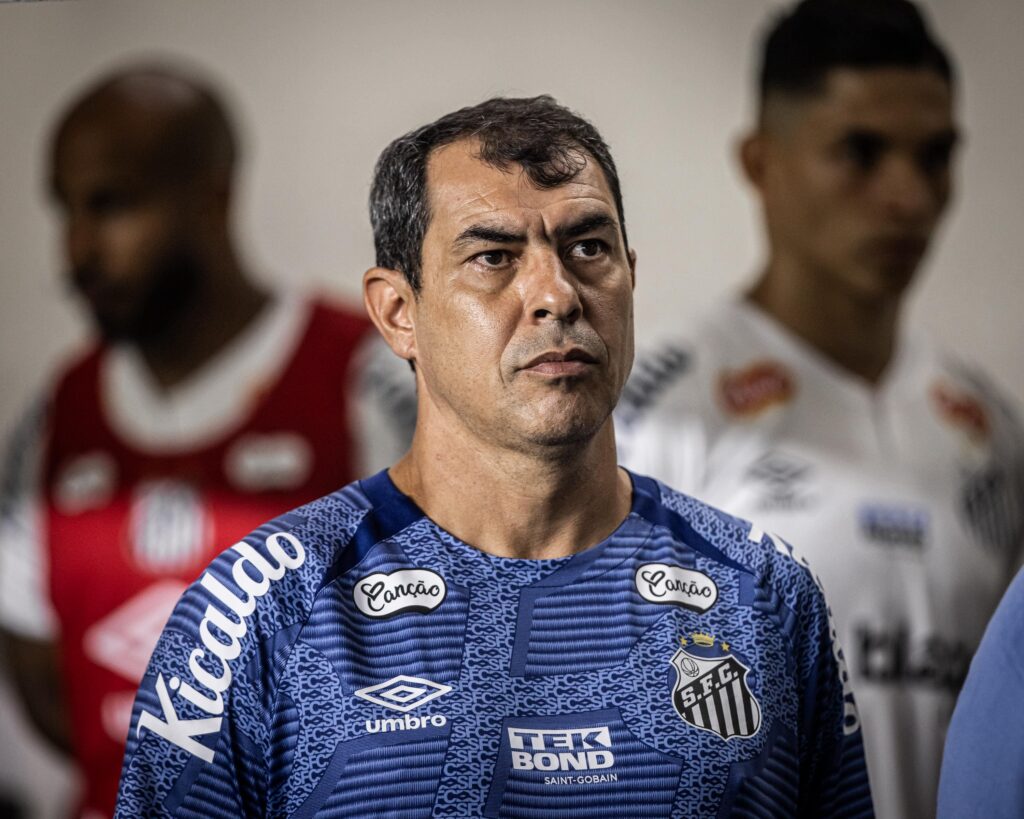 Fábio Carille durante o jogo na Vila Belmiro - Foto: Raul Baretta/Santos FC