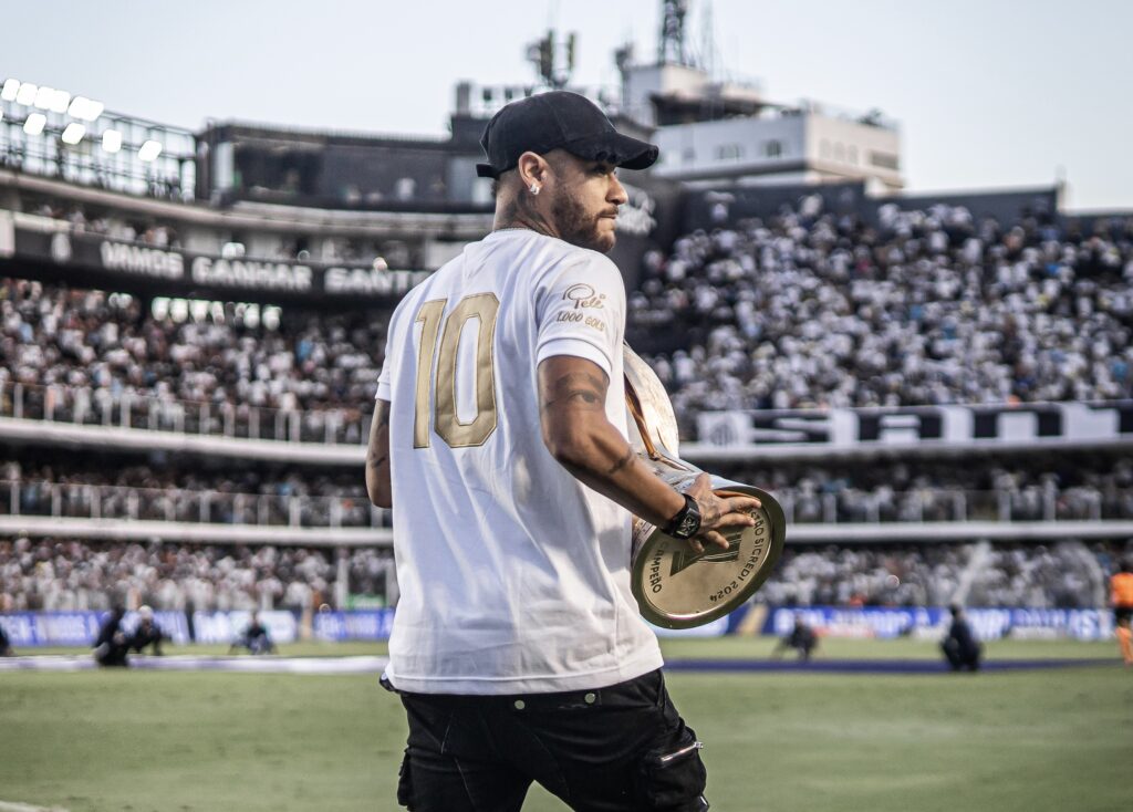 Neymar segurando o troféu do Campeonato Paulista, conquistado por ele três vezes 