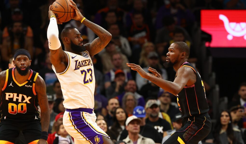LeBron James em jogo do Los Angeles Lakers contra o Phoenix Suns