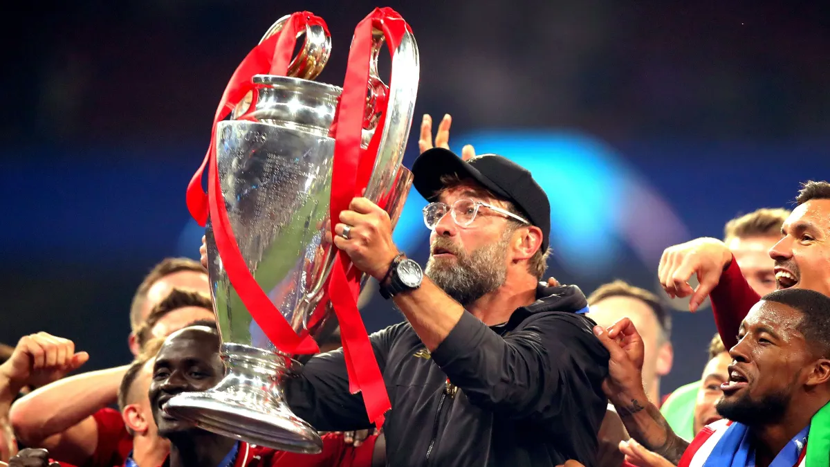 Klopp com sua taça da UEFA Champions League conquistada com o Liverpool - Real Madrid