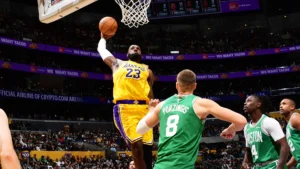 LeBron James enterra em partida contra o Boston Celtics na Temporada Regular 2024/2025 da NBA
