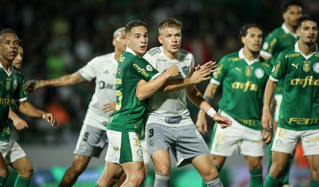 Bruno Fuchs e Caio Paulista são envolvidos em troca: zagueiro vai para o Palmeiras enquanto lateral-esquerdo será reforço do Galo