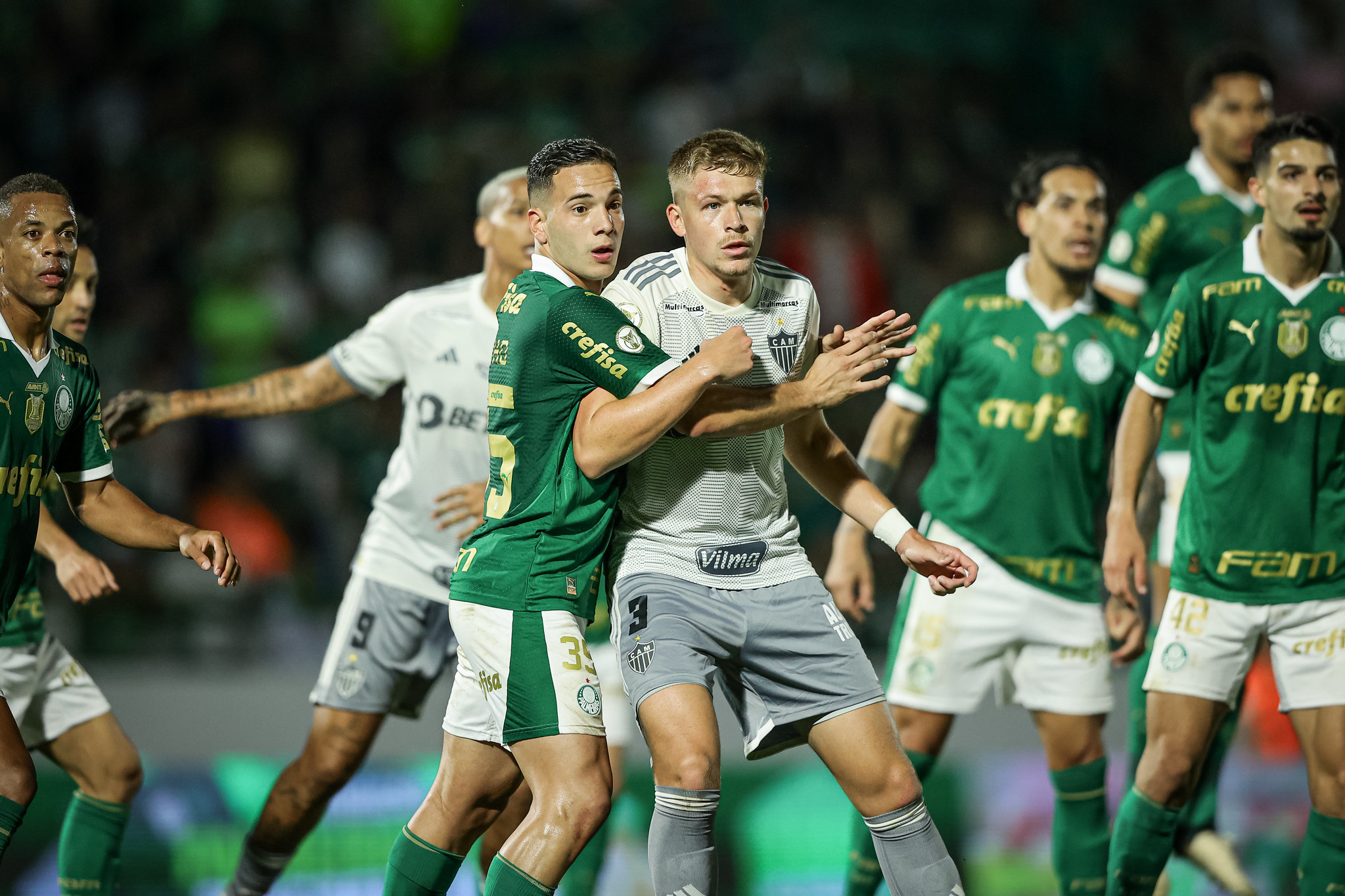 Bruno Fuchs e Caio Paulista são envolvidos em troca: zagueiro vai para o Palmeiras enquanto lateral-esquerdo será reforço do Galo