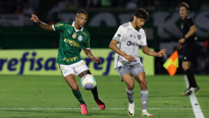 Caio Paulista e Gustavo Scarpa em jogo entre Palmeiras e Atlético-MG