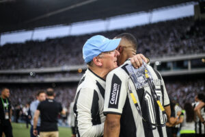 John Textor e Marlon Freitas comemoram título do Campeonato Brasileiro conquistado pelo Botafogo