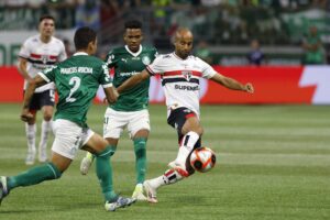 Melhor chance do São Paulo no clássico veio dos pés de Lucas Moura, que começou o jogo no banco de reservas.