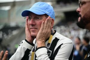 Dono do Botafogo, John Textor vem encontrando dificuldades na busca por um novo técnico para o time