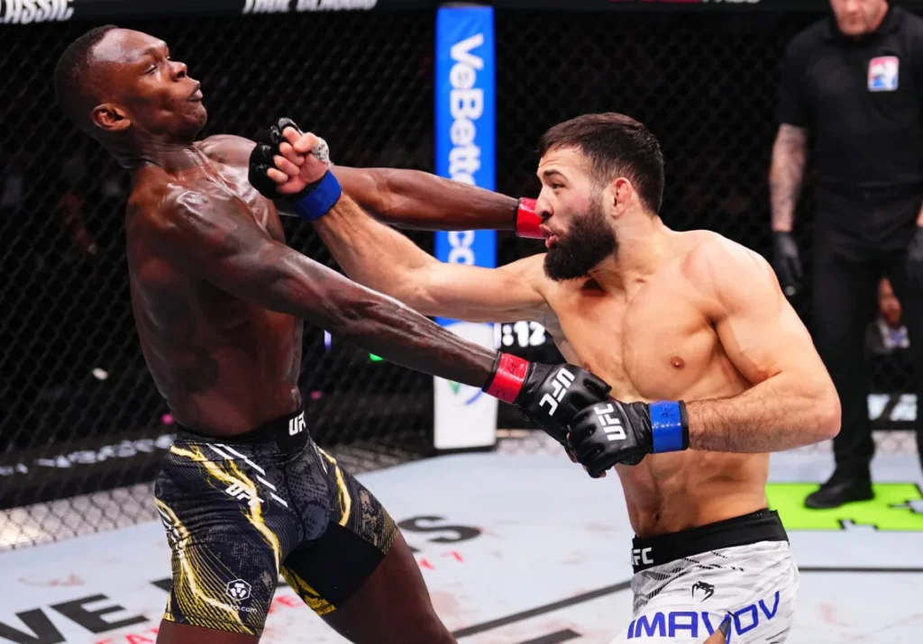 Nassourdine Imavov acerta um upper em Israel Adesanya