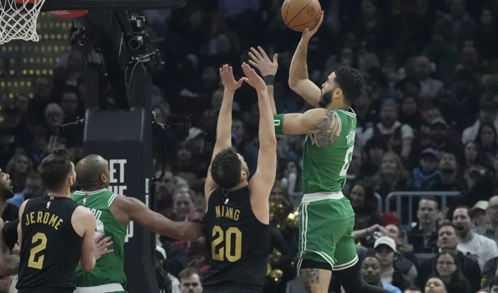 Jayson Tatum em partida do Boston Celtics contra o Cleveland Cavaliers na NBA