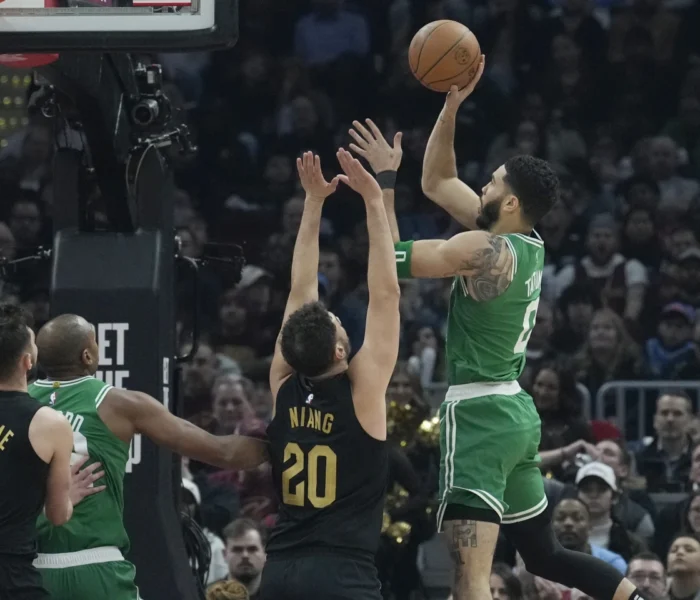 Jayson Tatum em partida do Boston Celtics contra o Cleveland Cavaliers na NBA
