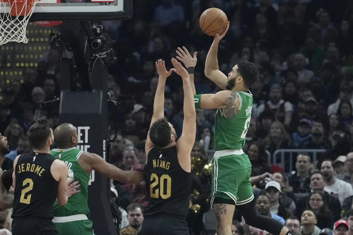 Jayson Tatum em partida do Boston Celtics contra o Cleveland Cavaliers na NBA