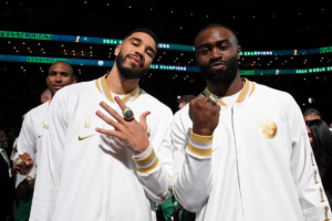 Jayson Tatum e Jaylen Brown, estrelas do Boston Celtics, com seus anéis de campeão da NBA