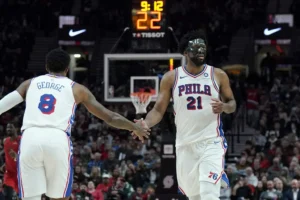 Estrelas dos 76ers, o pivô Joel Embiid e o ala Paul George.