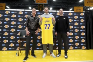 Luka Doncic em sua apresentação oficial nos Lakers