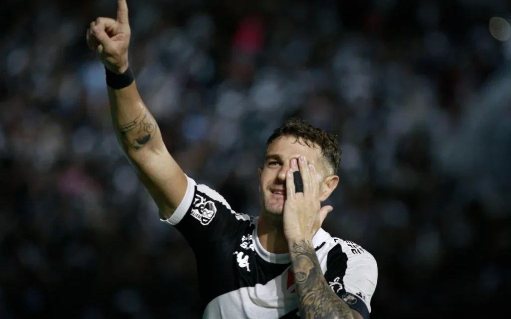 Vegetti comemora o gol da vitória e da classificação do Vasco