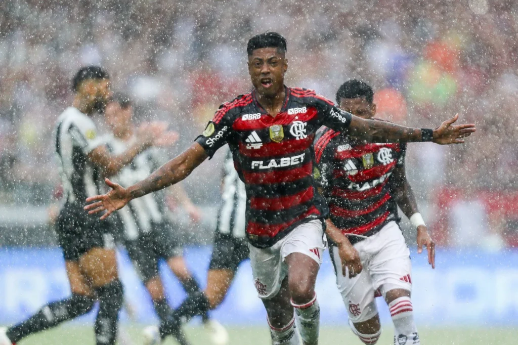 Bruno Henrique comemora seu 1º gol na partida - Foto: Gilvan de Souza/CRF