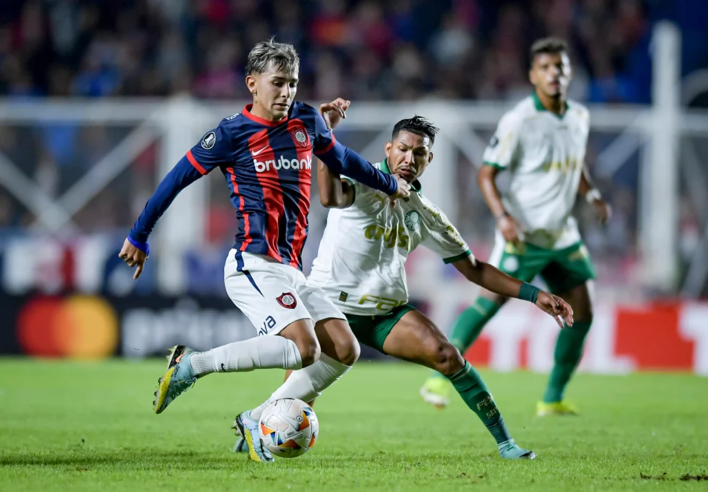 Elián Irala em ação pelo San Lorenzo diante do Palmeiras
