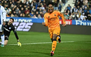 Endrick comemorando um de seus gols marcados na temporada. 