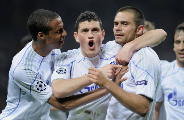 Edu comemora o gol com Papadopoulos e Matip