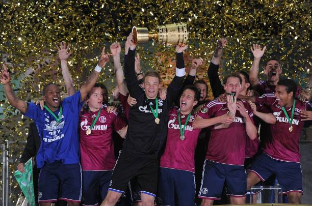 O capitão Manuel Neuer ergue a taça da Pokal 2011