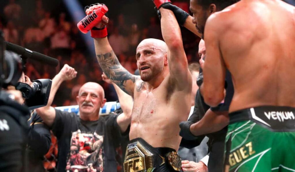 Alexander Volkanovski manteve o cinturão no UFC 290 diante do mexicano Yair Rodríguez
