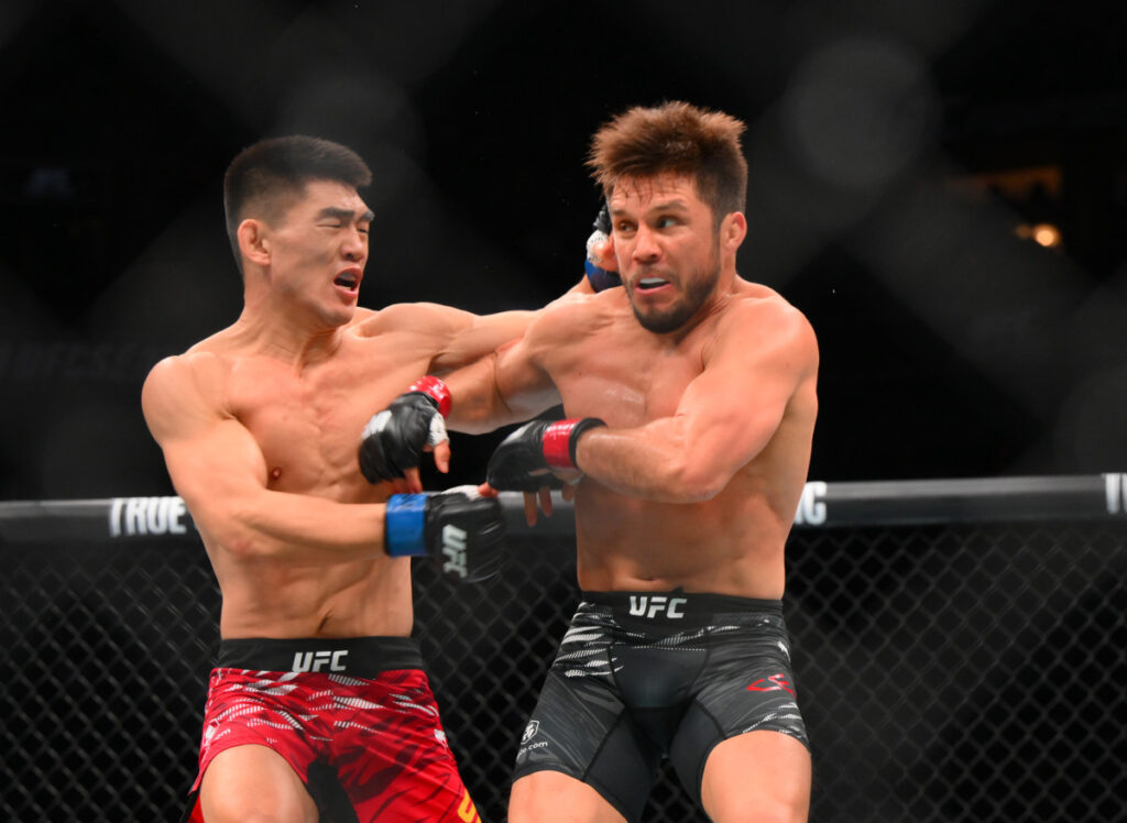 Song Yadong vence Henry Cejudo em luta com desfecho bizarro 
