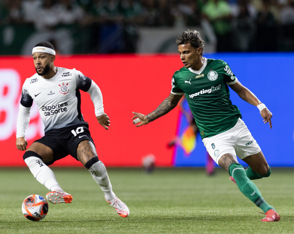 Memphis Depay e Richard Ríos em jogada na vitória do Corinthians sobre o Palmeiras