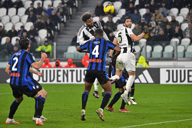 A Juventus pressionou nos 15 minutos iniciais, mas a Atalanta neutralizou os jogadores e foi avalassadora no final do primeiro tempo.