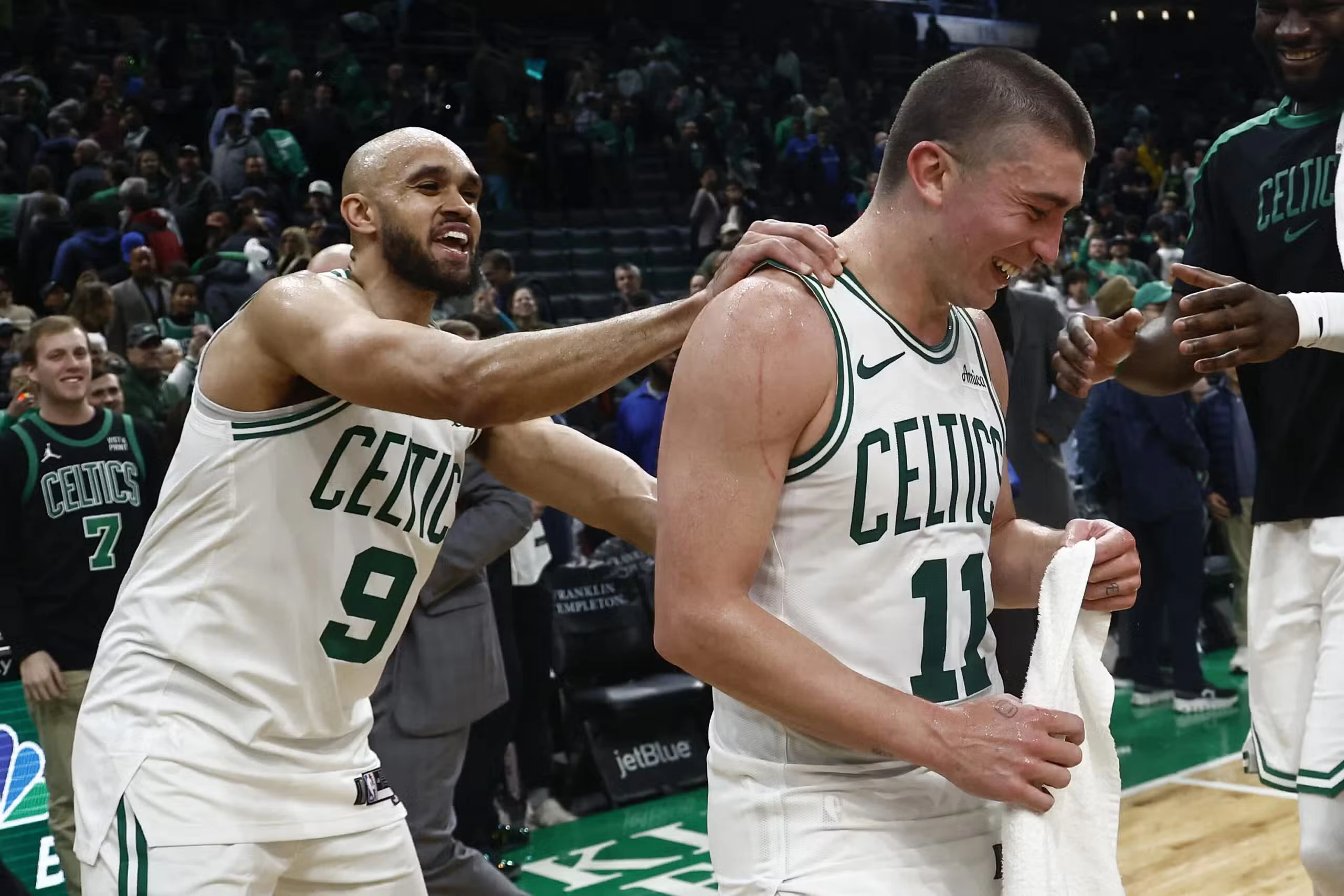 A dupla Derrick White e Payton Pritchard.