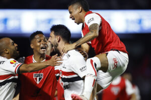 Calleri comemora gol da vitória do São Paulo diante o Novorizontino nas quartas de final do Campeonato Paulista