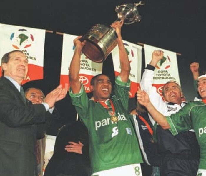 Jogadores do Palmeiras comemoram título da Libertadores 1999