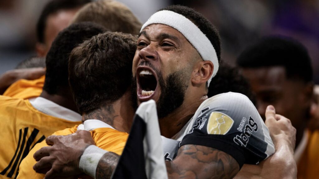 Memphis Depay comemora seu primeiro título pelo Corinthians